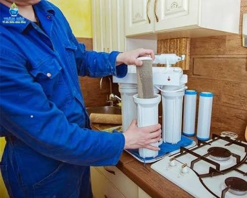 Vệ sinh cốc lọc và thay vật liệu lọc