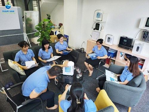 Đội ngũ Trâm Hân trao đổi tại showroom trưng bày máy lọc nước
