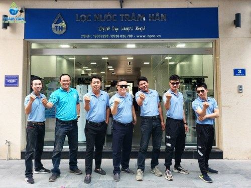 Đội kỹ thuật Trâm Hân trước cửa hàng
