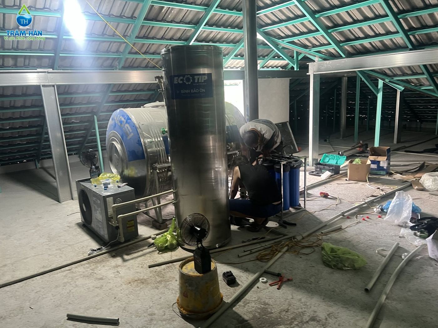 Thi công hệ heatpump EcoTip trên tầng áp mái