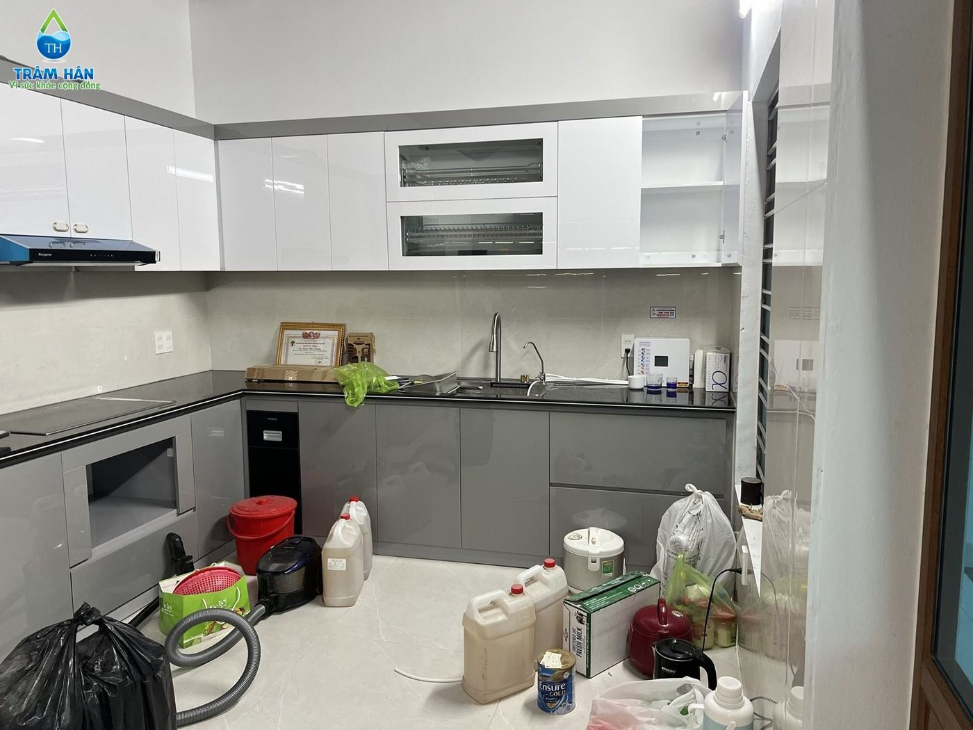 Không gian bếp với máy ion kiềm Trim Ion Neo