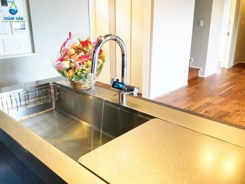 Máy ion kiềm âm tủ – vòi lấy nước tại bồn rửa