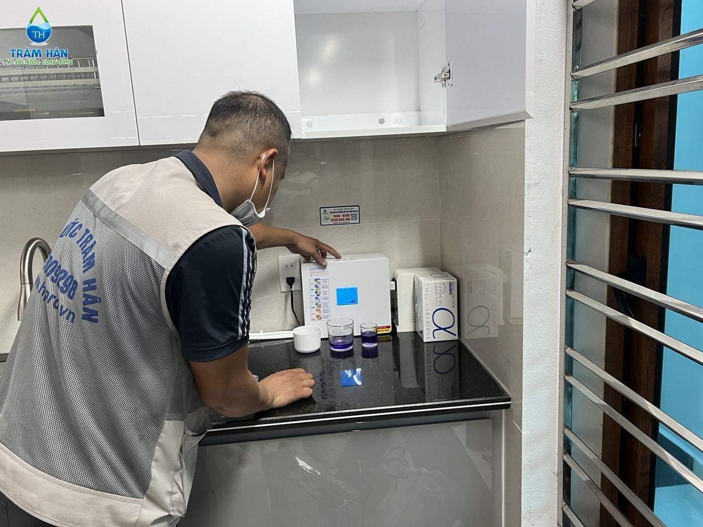 Kỹ thuật viên Trâm Hân thử pH máy Trim Ion Neo tại nhà khách hàng