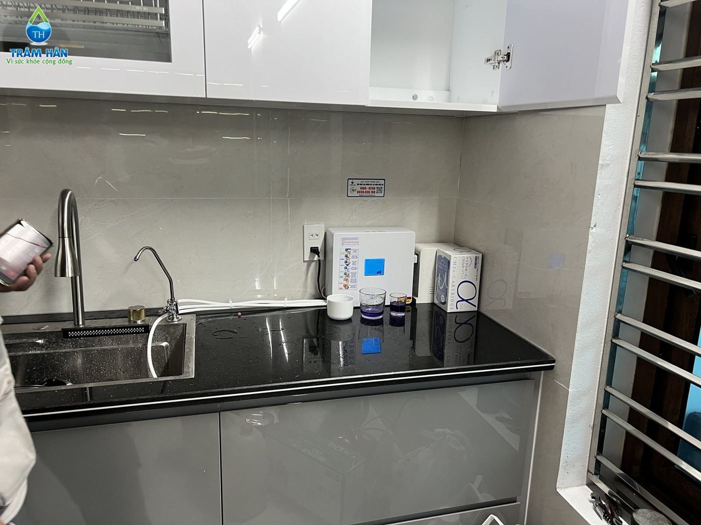 Máy Trim Ion Neo gọn gàng trên mặt bếp